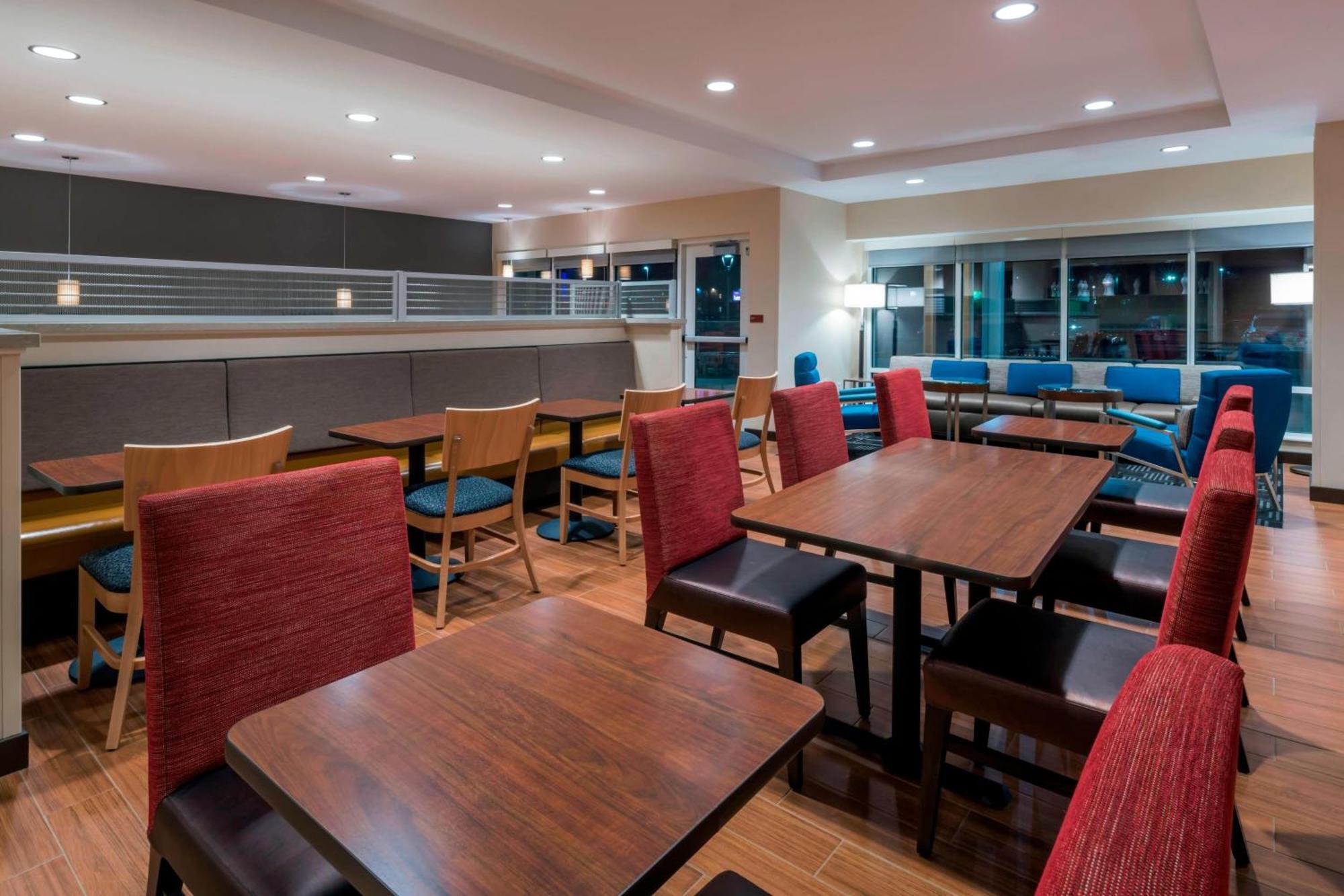 Towneplace Suites By Marriott Hays Ngoại thất bức ảnh
